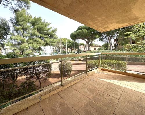 d'un balcon avec vue sur un parc arboré. dans l'établissement HYEDES Appartement climatisé pour 4 personnes sur le port de Hyères, à Hyères