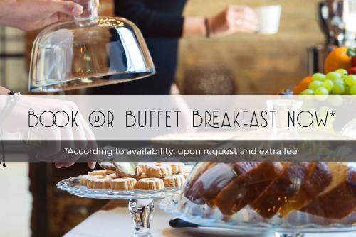 un libro o una colazione a buffet con un piatto di dolci di AR Suites&Art a Bergamo