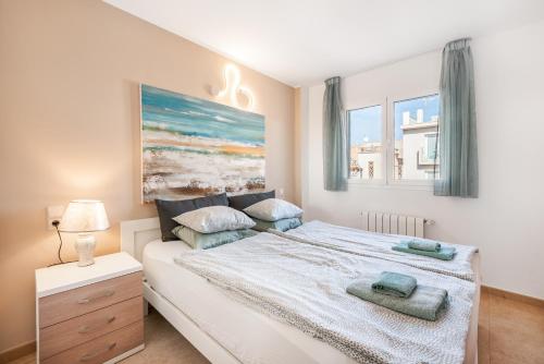 sypialnia z łóżkiem i obrazem na ścianie w obiekcie Dimi Holidays Porto Cristo SLU Meerblick 4 Apartment 4 - 120 m zum Strand w Porto Cristo