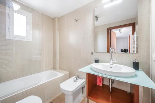 łazienka z umywalką, wanną i toaletą w obiekcie Dimi Holidays Porto Cristo SLU Meerblick 4 Apartment 4 - 120 m zum Strand w Porto Cristo