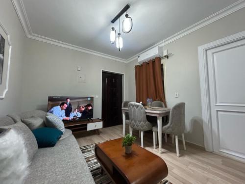 Televisyen dan/atau pusat hiburan di Skyline luxury hotel apartments 5 mins from Cairo Airport