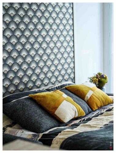 - un lit avec deux oreillers et une tête de lit dans l'établissement Bel appartement à 15 min de Paris, à Champigny-sur-Marne