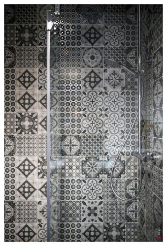 une douche dans une salle de bain avec un sol carrelé dans l'établissement Bel appartement à 15 min de Paris, à Champigny-sur-Marne