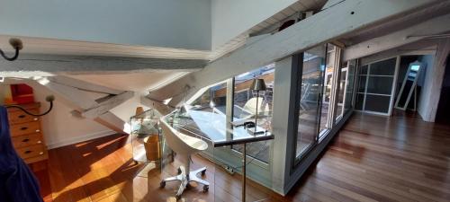 - une vue de tête sur une chambre avec une table et des fenêtres dans l'établissement Burdigala Homes - Appart Montesquieu, à Bordeaux