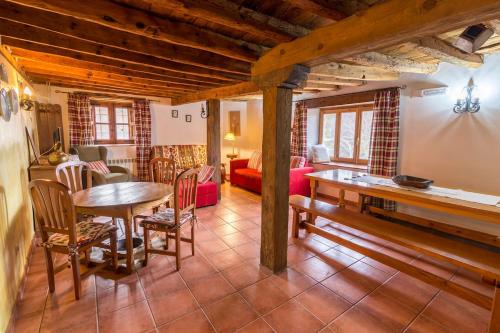 un salon avec une table et un canapé dans l'établissement Anticca Rural hasta 11 personas, à Atauta