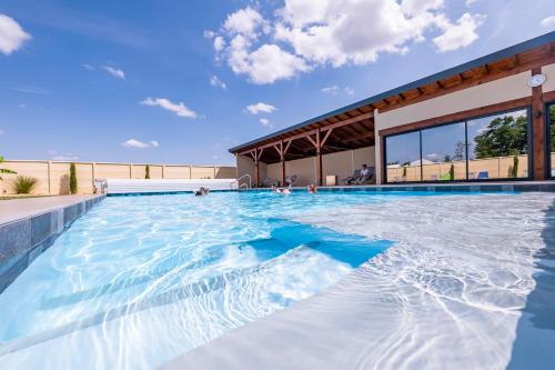 une piscine au sommet d'un immeuble dans l'établissement Camper au Moulin de la brevette, à Arbigny