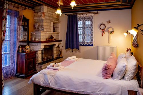 Postel nebo postele na pokoji v ubytování Arktouros Hotel