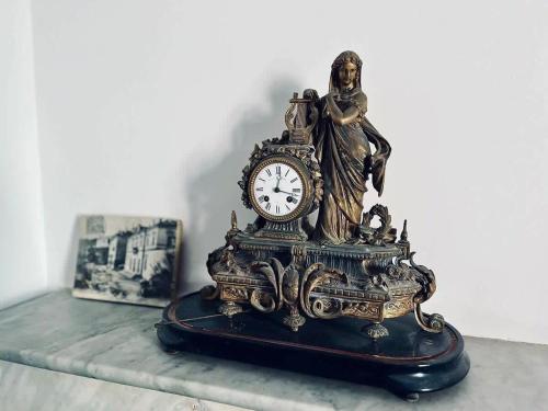 une horloge assise au-dessus d'une table dans l'établissement Casamea - Famille, 2 chambres, Centre , Calme, à Ajaccio