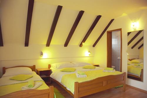 um quarto com 2 camas e um espelho em House Pox 2 em Plitvicka Jezera
