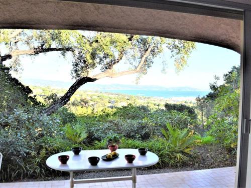 Belle villa familiale pour 6 pers, vue mer à Cavalaire - FR-1-226B-95