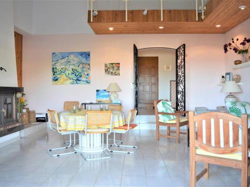 Photo de la galerie de l'établissement Belle villa familiale pour 6 pers, vue mer à Cavalaire - FR-1-226B-95, à Cavalaire-sur-Mer