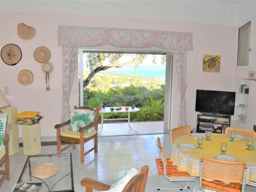 Photo de la galerie de l'établissement Belle villa familiale pour 6 pers, vue mer à Cavalaire - FR-1-226B-95, à Cavalaire-sur-Mer