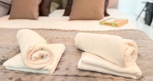 - 2 serviettes blanches au-dessus d'un lit dans l'établissement Hypercenter - Bike Room - Quiet & central !, à Avignon