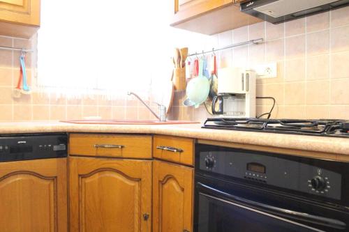 une cuisine avec une cuisinière et un comptoir dans l'établissement Maison 4 pièces 6 couchages Saint Georges d'Oléron SGO000-652, à Saint-Georges-dʼOléron