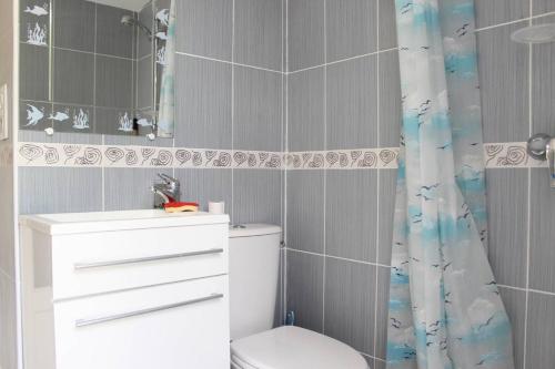 une salle de bain avec toilettes, lavabo et douche dans l'établissement Maison 4 pièces 6 couchages Saint Georges d'Oléron SGO000-652, à Saint-Georges-dʼOléron