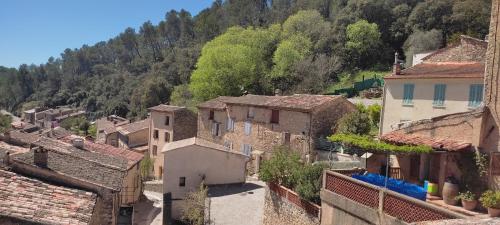 - une vue aérienne sur un village dans une montagne dans l'établissement La Maison des Roches' Casteaux, à Entrecasteaux