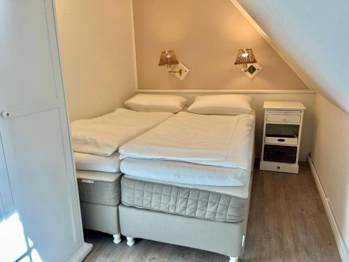 Postel nebo postele na pokoji v ubytování Hus op de Dün SPO ⇒ Erholung in historischem Flair Wattläufer