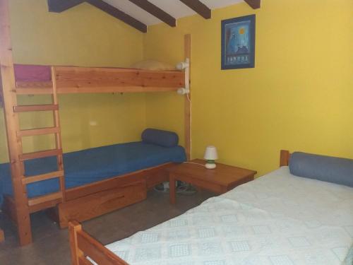 - une chambre avec 2 lits superposés, un bureau et une échelle dans l'établissement La Perle du Valinco #Familial#Balcon#Piscine#Mer, à Propriano