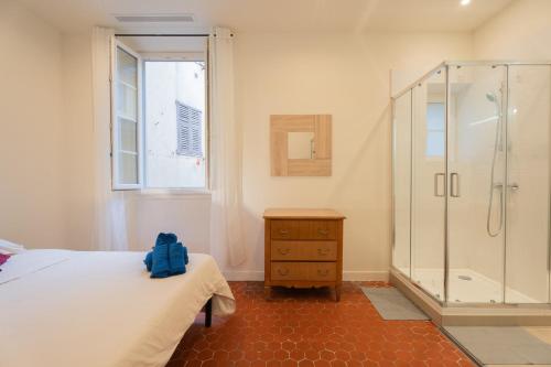 - une chambre avec une douche, un lit et une commode dans l'établissement Nice - Beautiful bright apartment - 10 min beach, à Nice