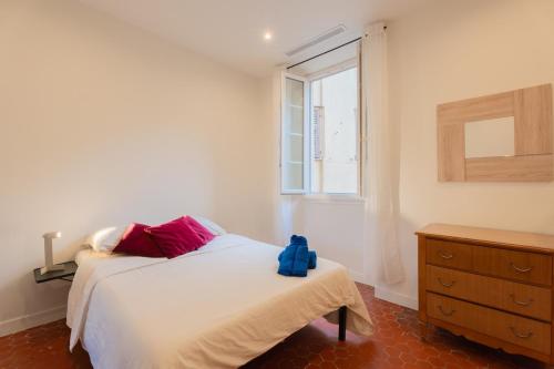 une chambre avec un lit, une commode et une fenêtre dans l'établissement Nice - Beautiful bright apartment - 10 min beach, à Nice