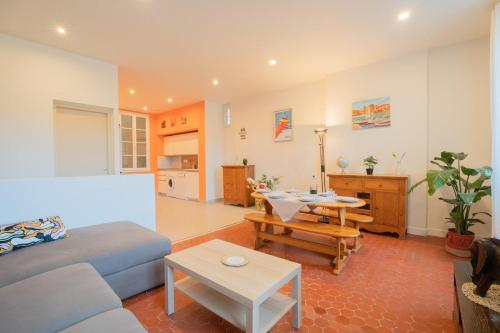 un salon avec un canapé et une table dans l'établissement Nice - Beautiful bright apartment - 10 min beach, à Nice