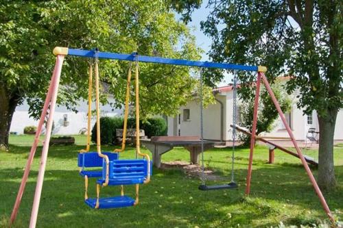 Ο χώρος παιχνιδιού για παιδιά στο Urgemütliche Ferienwohnung In Krummin