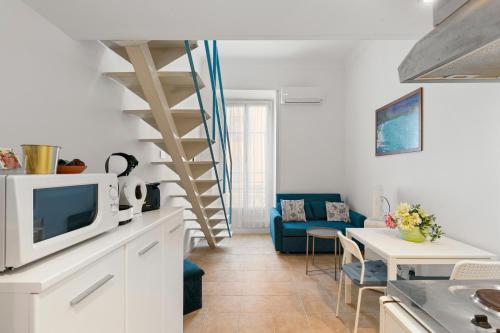 un salon avec une cuisine et un salon avec une table dans l'établissement Studio Azur FSH, à Nice