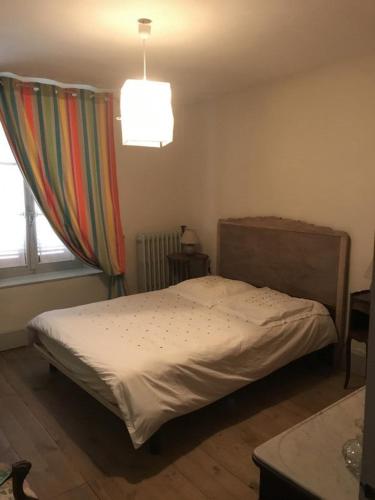 une chambre avec un lit et une fenêtre dans l'établissement Chez Mamine, au coeur du village avec jardin, à Charavines