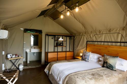 KlipdriftLittle Mongena Tented Camp的帐篷里有一张床的卧室