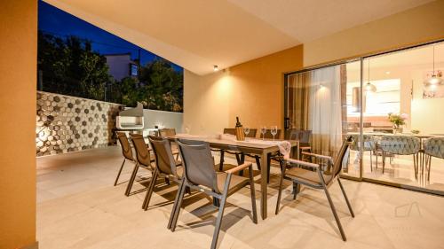 ヴルブニクにあるLuxury Villa Brajdiniのテーブルと椅子のあるダイニングルーム