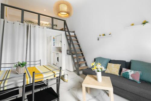 un salon avec un canapé et une table dans l'établissement Studio Jaune FSHH, à Nice