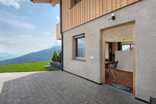an open door of a house with a table at Ratscheinerhof App Gipfelglück in Lazfons
