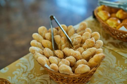 a basket of donuts sitting on a table at SESC ARAXÁ in Araxá
