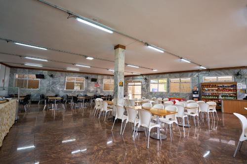 a dining room with tables and chairs in a building at SESC ARAXÁ in Araxá
