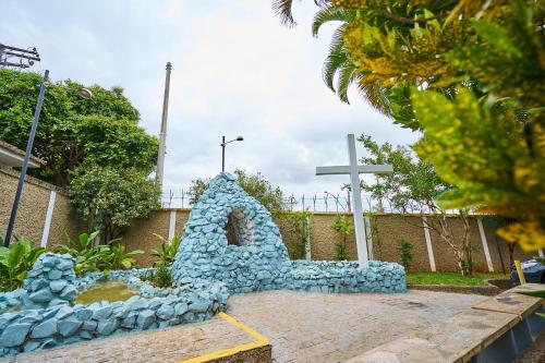 a statue of a cross in front of a church at SESC ARAXÁ in Araxá