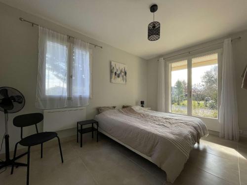 une chambre avec un lit et une grande fenêtre dans l'établissement Villa T5 avec Piscine Privée, Proche Rivière, Wifi - FR-1-382-218, à Vallon-Pont-dʼArc