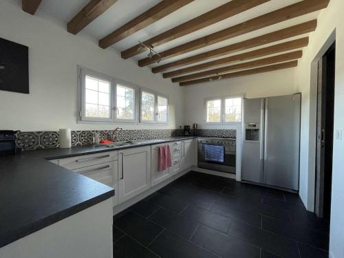 Il comprend une grande cuisine avec des placards blancs et un réfrigérateur. dans l'établissement Villa T5 avec Piscine Privée, Proche Rivière, Wifi - FR-1-382-218, à Vallon-Pont-dʼArc