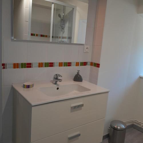 a bathroom with a sink and a mirror at Gîte NOCTUA chez Gîtes QUE CANTA in Saint-Julien-Vocance