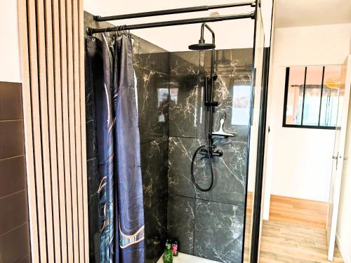 une salle de bain avec une douche avec un rideau de douche dans l'établissement ESCALE Appartement 4 pers, à Les Sables-dʼOlonne