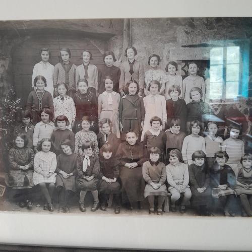 an old photo of a group of children posing for a picture at Gîte NOCTUA chez Gîtes QUE CANTA in Saint-Julien-Vocance