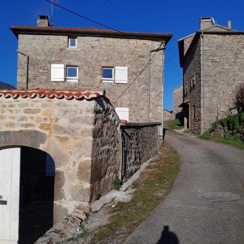 a shadow of a person standing in front of a building at Gîte NOCTUA chez Gîtes QUE CANTA in Saint-Julien-Vocance