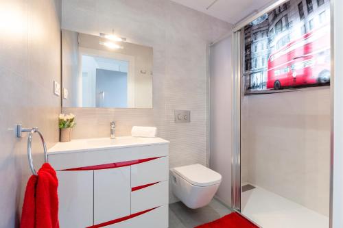 une salle de bain avec toilettes, lavabo et douche dans l'établissement Margaritaville, à Pilar de la Horadada