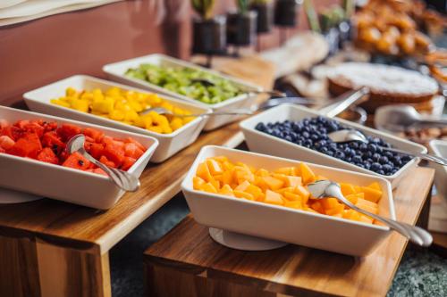 een buffet met kommen van verschillende groenten en fruit bij Hotel Careni Villa Italia in Finale Ligure