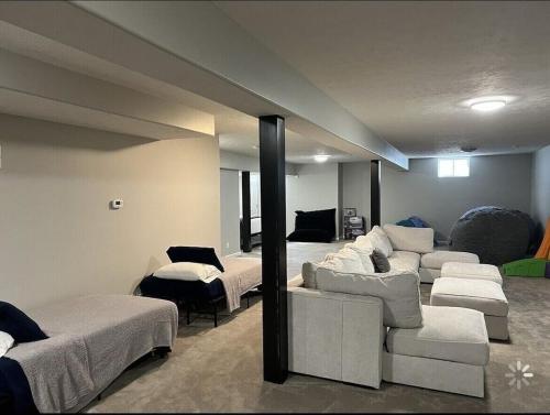 Una habitación con camas y sofás. en Golf Oasis Sleeps 22! Hot tub Firepit Gym Pool, en Omaha