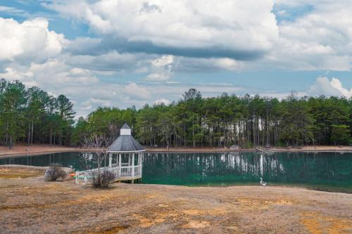 Photo de la galerie de l'établissement Fall Foliage Retreat Hot Tub and Pond Deck, à Bryant