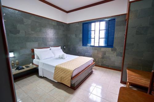 a bedroom with a large bed and a window at SESC ARAXÁ in Araxá