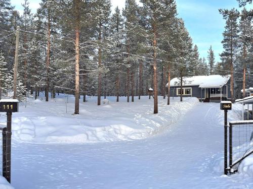 einen schneebedeckten Hof mit einem Gebäude und Bäumen in der Unterkunft Holiday Home Siula by Interhome in Kyrö