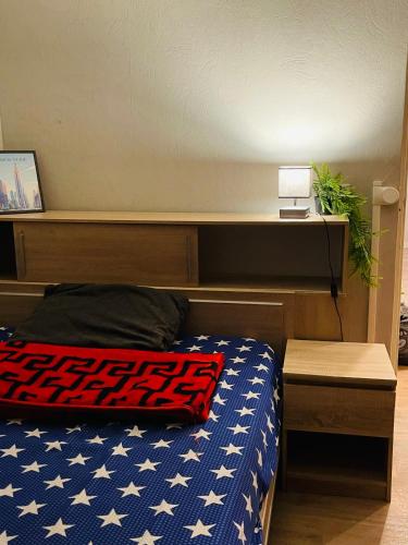 une chambre avec un lit avec une tête de lit en bois dans l'établissement Hébergement confortable, à Rennes