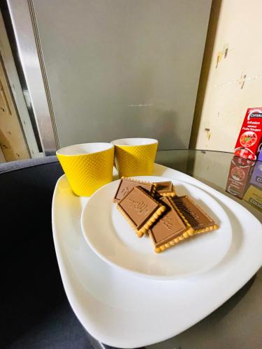 une plaque blanche avec un morceau de chocolat sur elle dans l'établissement Hébergement confortable, à Rennes