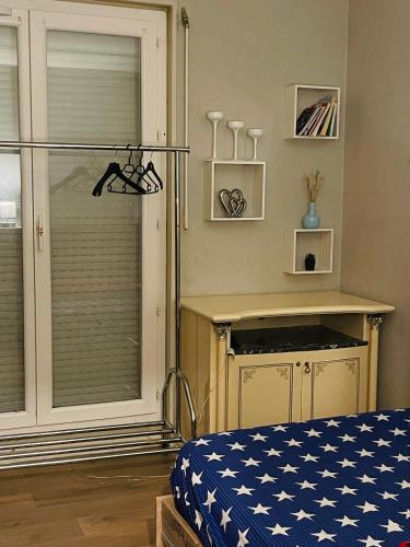 - une chambre avec un lit et une fenêtre avec des stores dans l'établissement Hébergement confortable, à Rennes